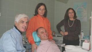 Il dottor Alberto Calderani (a sinistra) nello studio dentistico di Betlemme