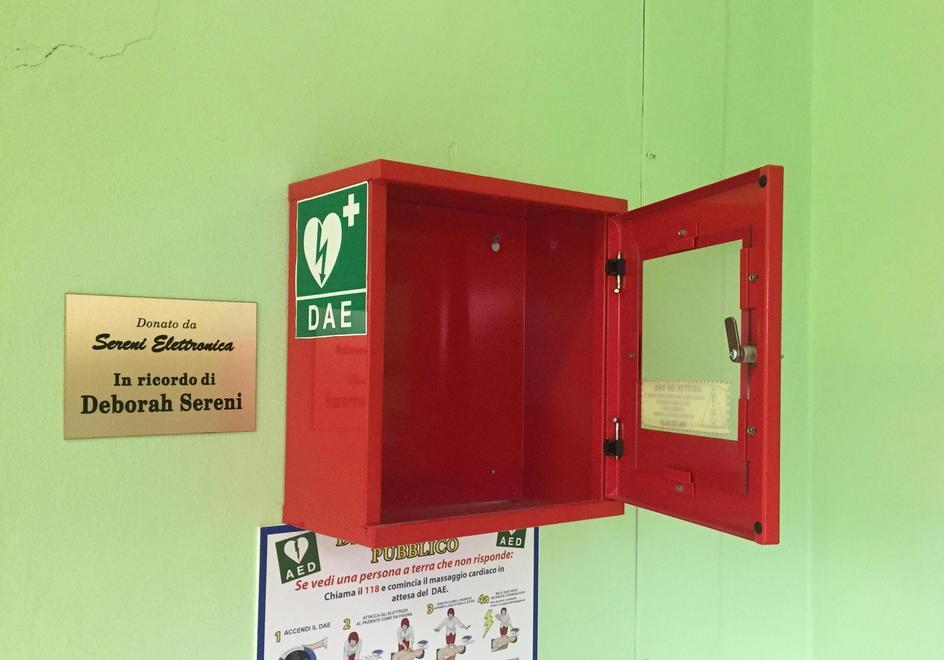 Il defibrillatore vuoto con la targa di Deborah Sereni