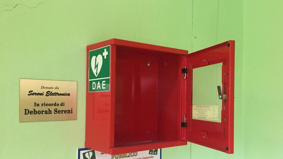 Il defibrillatore vuoto con la targa di Deborah Sereni