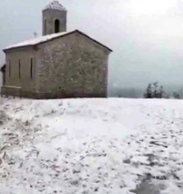 Nevica, meravigliose Apuane. Ma è rischio ghiaccio