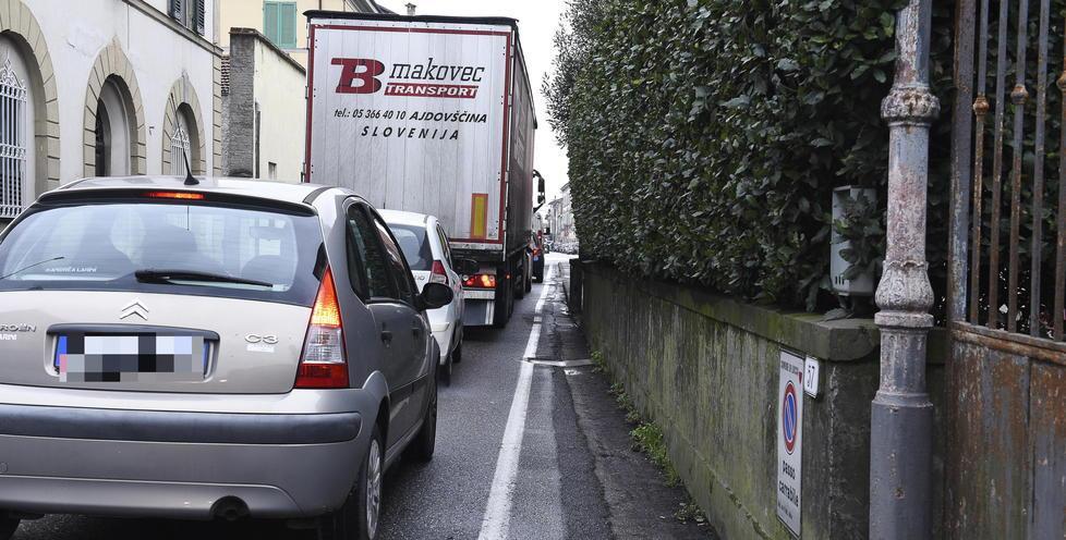 Vivere immersi nello smog «Non apro le finestre di casa i panni stesi li ritrovo neri»
