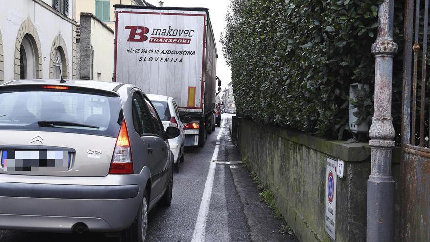 Vivere immersi nello smog «Non apro le finestre di casa i panni stesi li ritrovo neri»