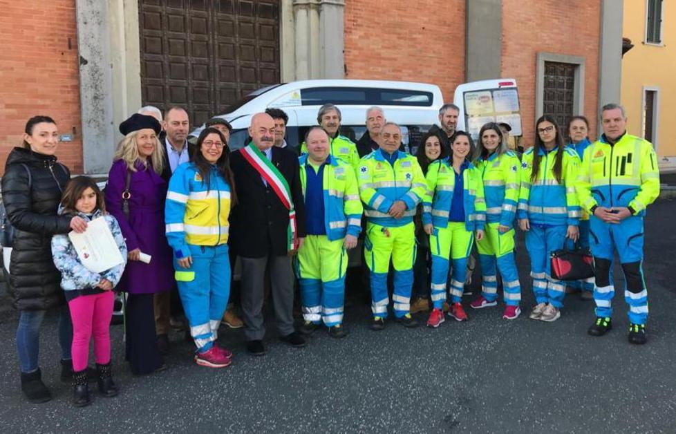 Abiti e coperte ai senzatetto sotto i portici e alla stazione 