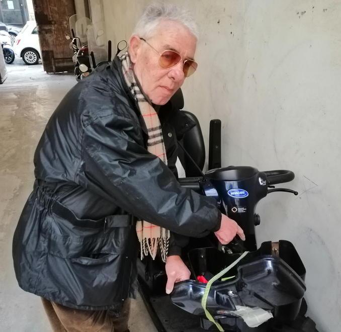 Ladri distruggono la carrozzella del disabile per poi rubare solo la batteria 