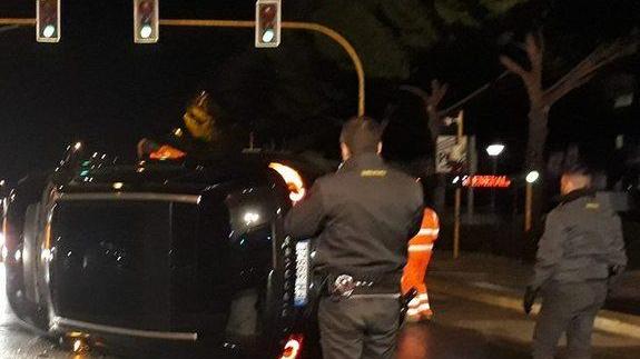 Urta auto in sosta e si ribalta