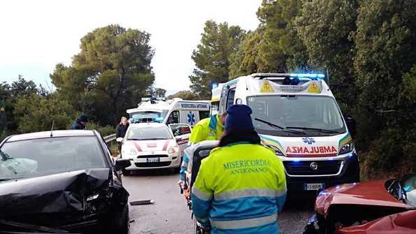 Scontro frontale sul Romito feriti (e spaventati) 4 bambini