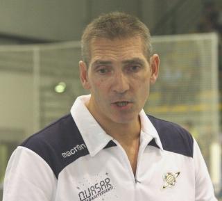 Un’azione sotto rete della Quasar; a finaco il coach apuano Luca Cantagalli
