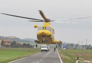 Cisterna fuori stradadopo aver evitato uno scuolabus
