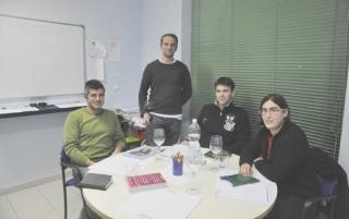 Richard Hemming, in piedi, con alcuni iscritti al corso