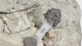 Il muro incerottato in biblioteca e la sala di lettura Minerva