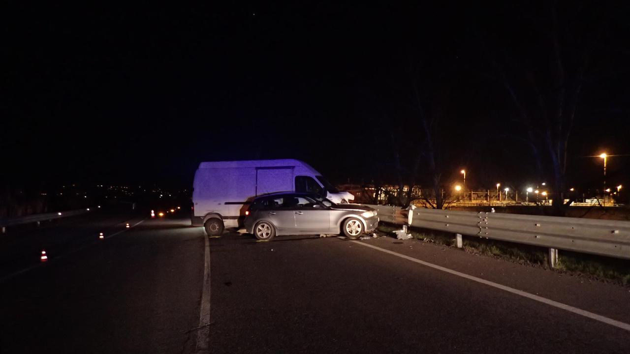La Bmw e il furgone dopo l'incidente