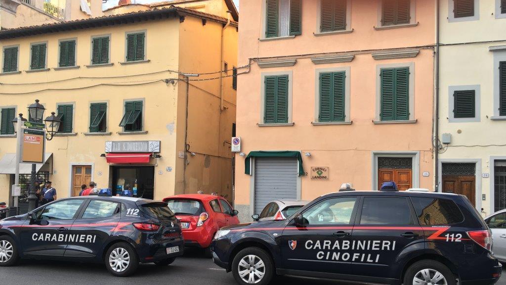 Controlli dei carabinieri in piazza San Domenico a Prato (foto d'archivio)