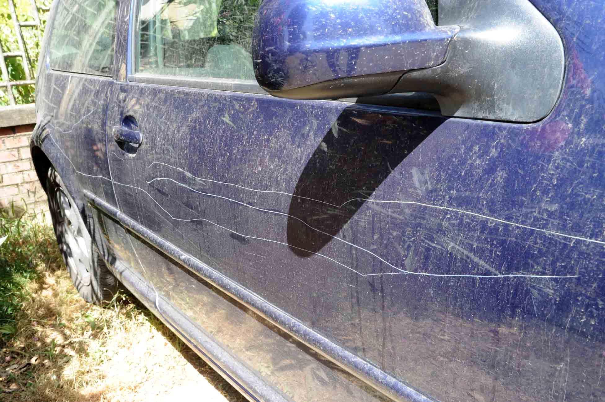 La fiancata di un'auto rigata da vandali (Foto archivio)