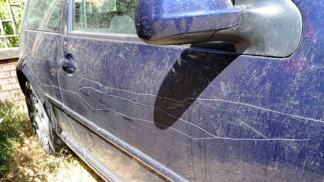 La fiancata di un'auto rigata da vandali (Foto archivio)