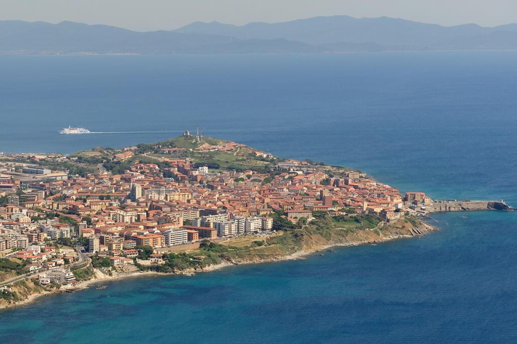 Una panoramica del centro di Piombino (foto Paolo Barlettani)