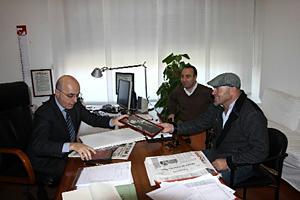 Il direttore Bernabò consegna un dono per Cosmi