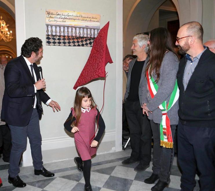 La Terrazza in bassorilievo, targa al teatro Goldoni per ricordare l’ex sindaco Lamberti 