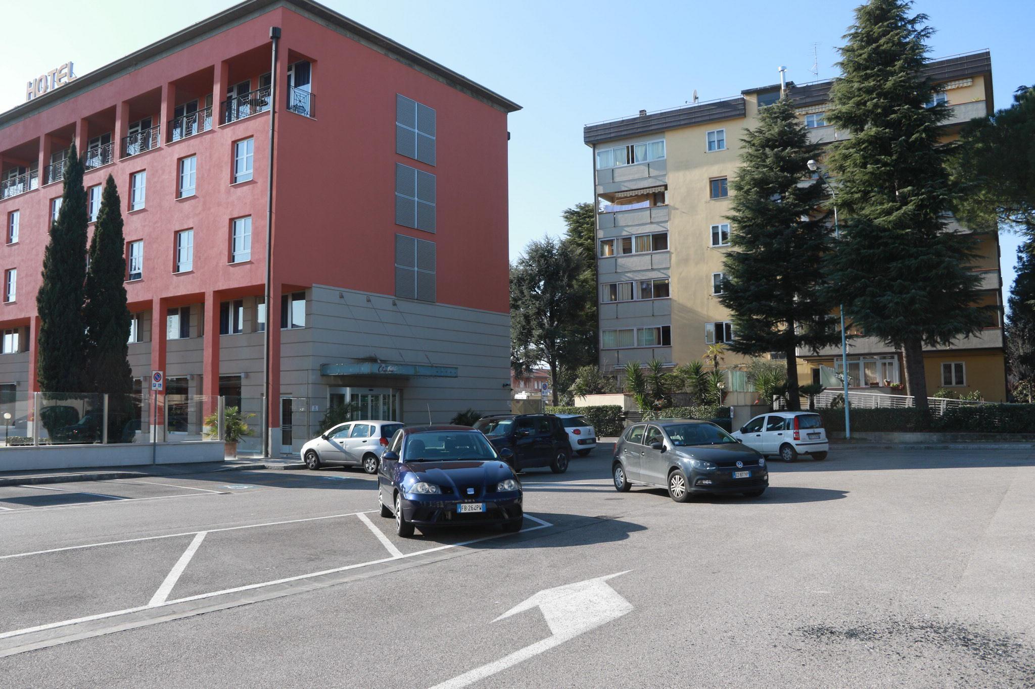 L'hotel Charme col parcheggio dove si verificano i continui furti in auto (foto Sproviero/Batavia)