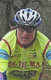 Un biker durante una gara