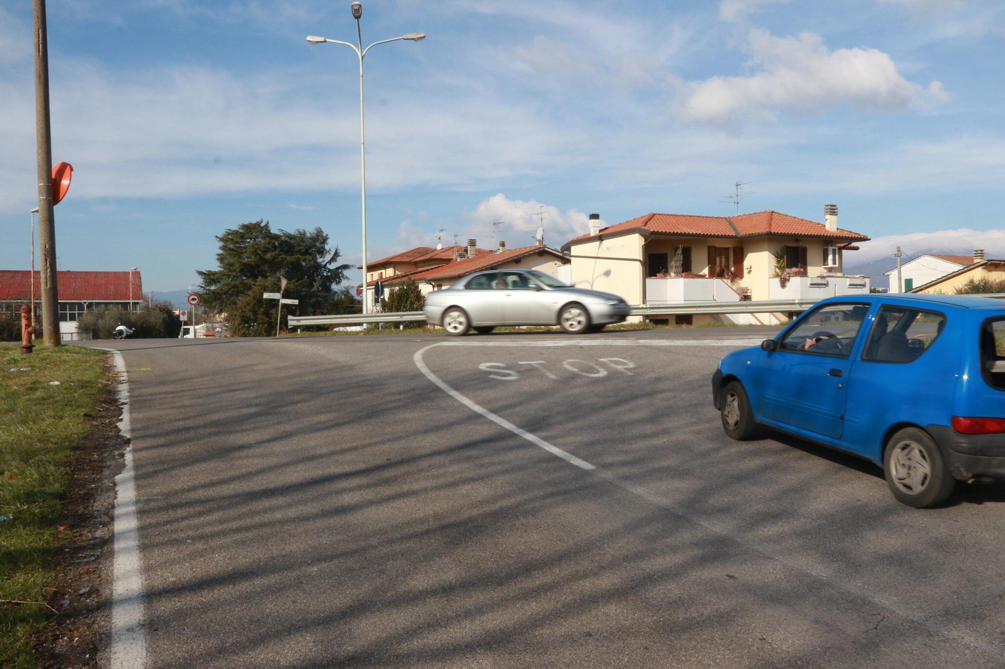 L’incrocio tra via Alessandro Manzoni e via Bigoli tra Iolo e Capezzana (foto Sproviero/Batavia)
