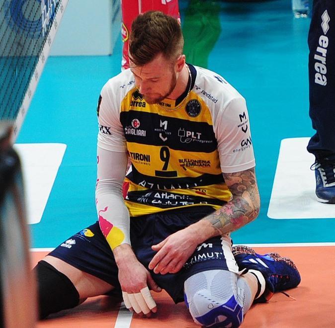 Volley. Azimut: la crisi dello Zar, un dito medio di troppo e i fischi del “Tempio” 