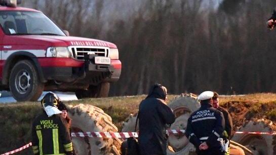 Muore a 62 anni schiacciato dal trattore che si è ribaltato sotto l’argine di un campo