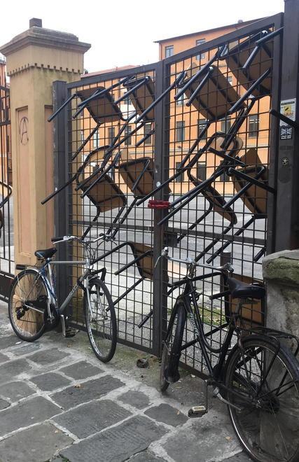 Vandali svuotano gli estintori sui libri al Buonarroti ko l’area per i disabili 