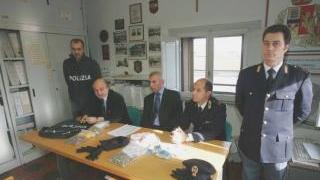 La conferenza stampa con il materiale sequestrato