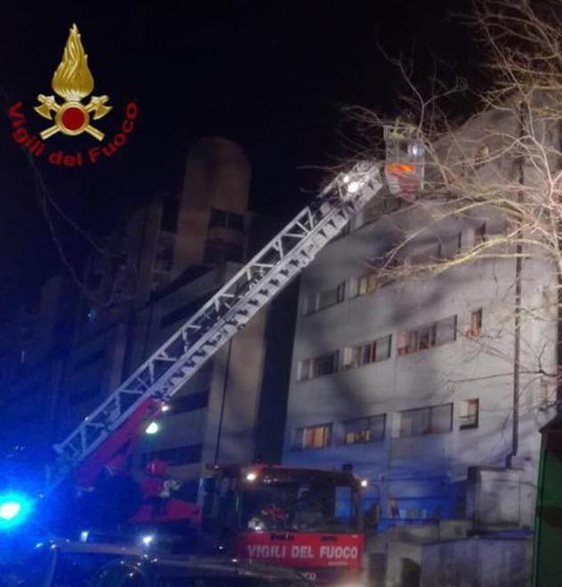 Allarme in via Gentile: intonaco giù dalla facciata 