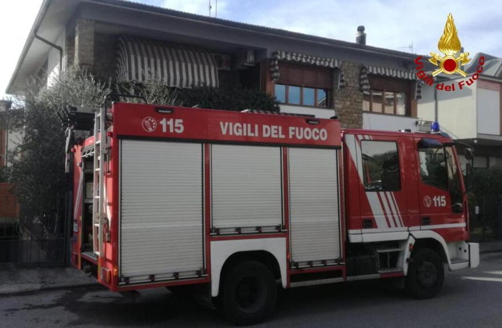 Abitazione in fiamme Ustionata una donna