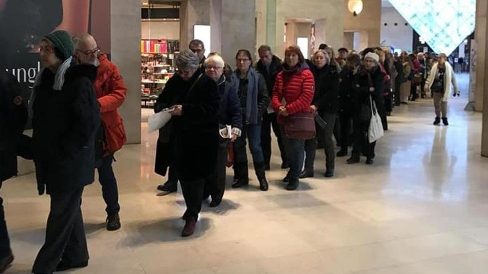 Tutti in fila a Parigi per lo stand delle terme