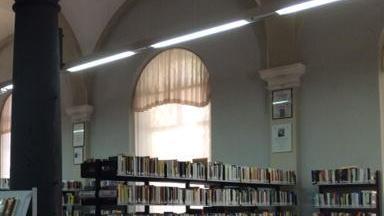 Gli studenti raccolgono le firme per aprire la biblioteca il sabato
