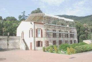 L’ingresso e gli edifici sul retro della villa di San Martino
