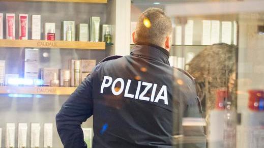 Rapinatore con il cutter prende i soldi dalla cassa alla farmacia S. Agostino
