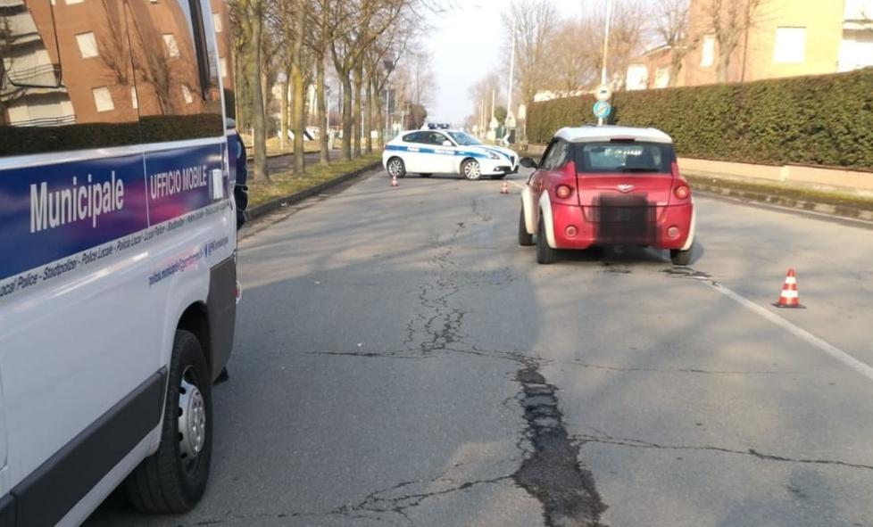 Donna in bici investita da una minicar Gravissima al Maggiore