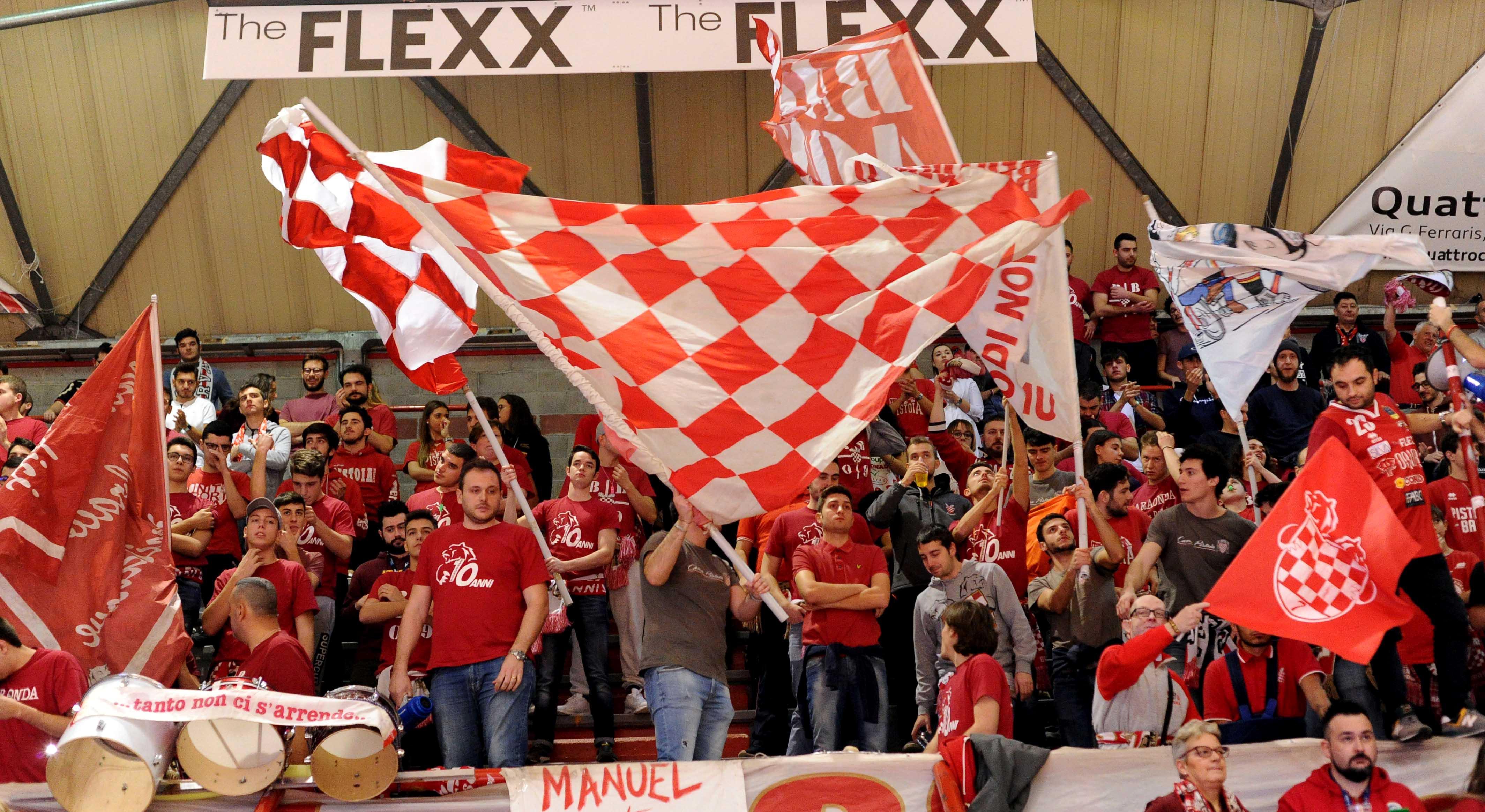 Tifosi del Pistoia Basket sugli spalti al PalaCarrara (Foto Gori)