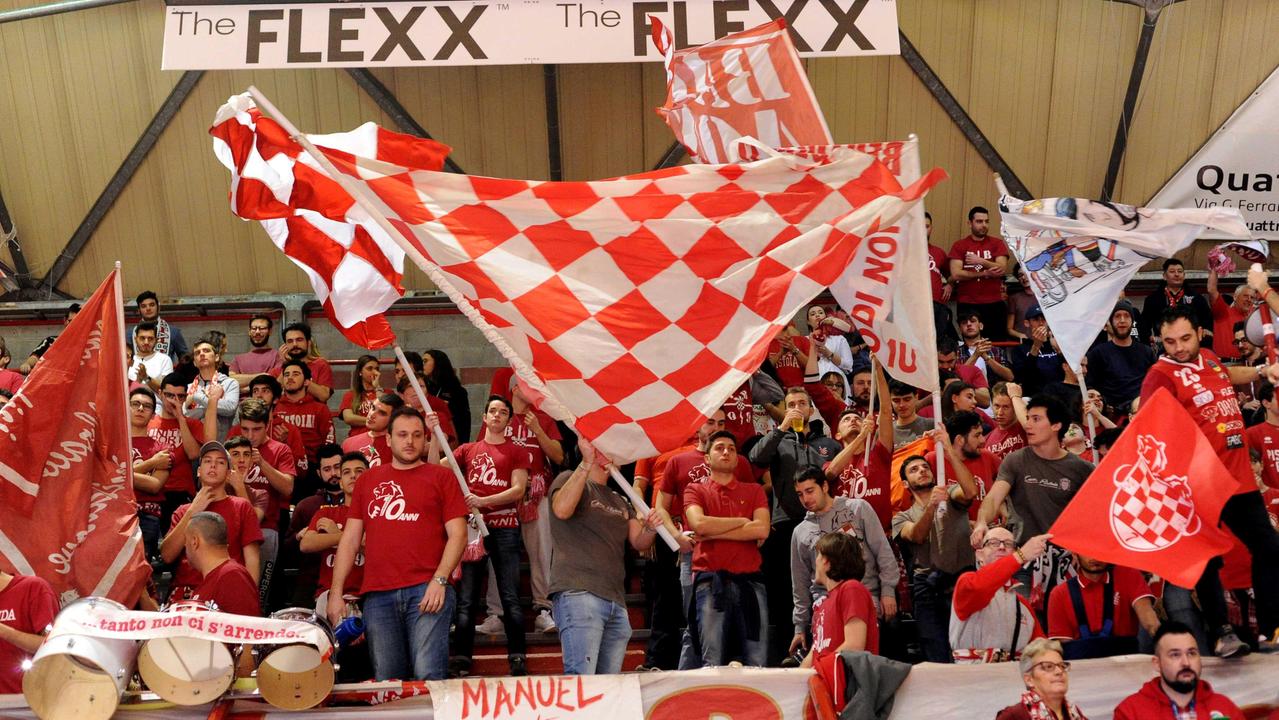 Tifosi del Pistoia Basket sugli spalti al PalaCarrara (Foto Gori)