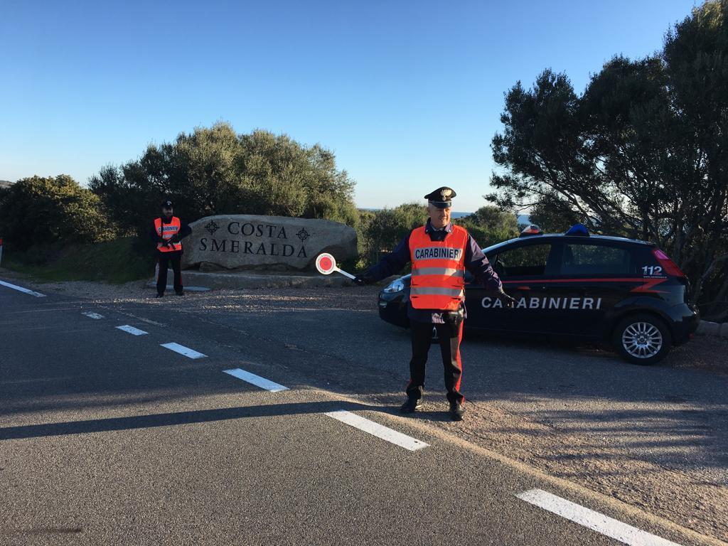 Un posto di blocco dei carabinieri in Costa Smeralda 