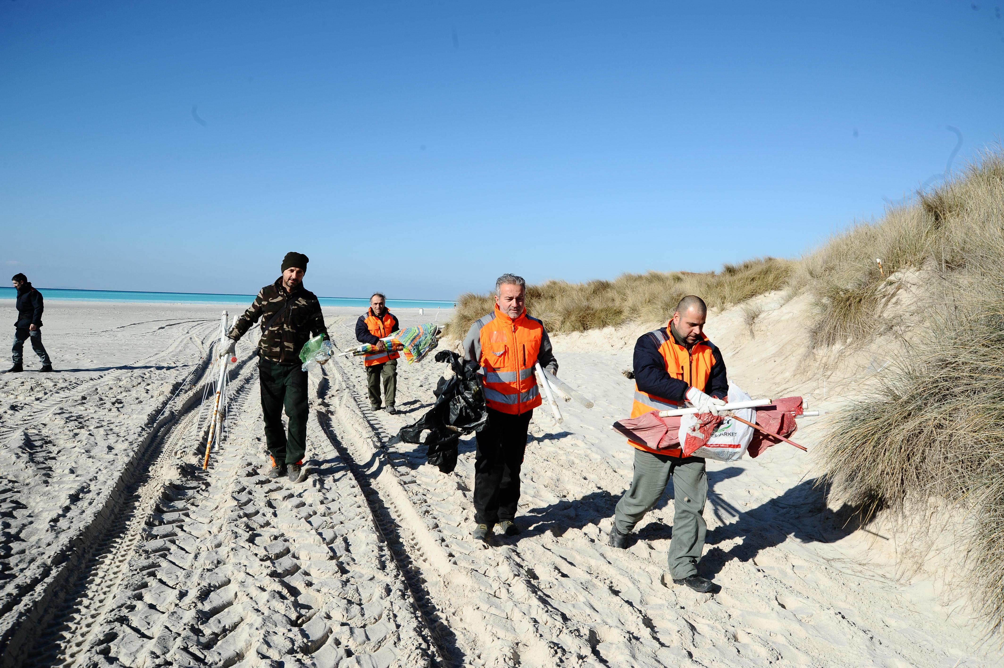 La rimozione della spazzatura dalla discarica abusiva alle Spiagge Bianche