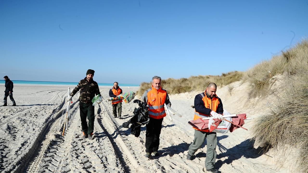 La rimozione della spazzatura dalla discarica abusiva alle Spiagge Bianche
