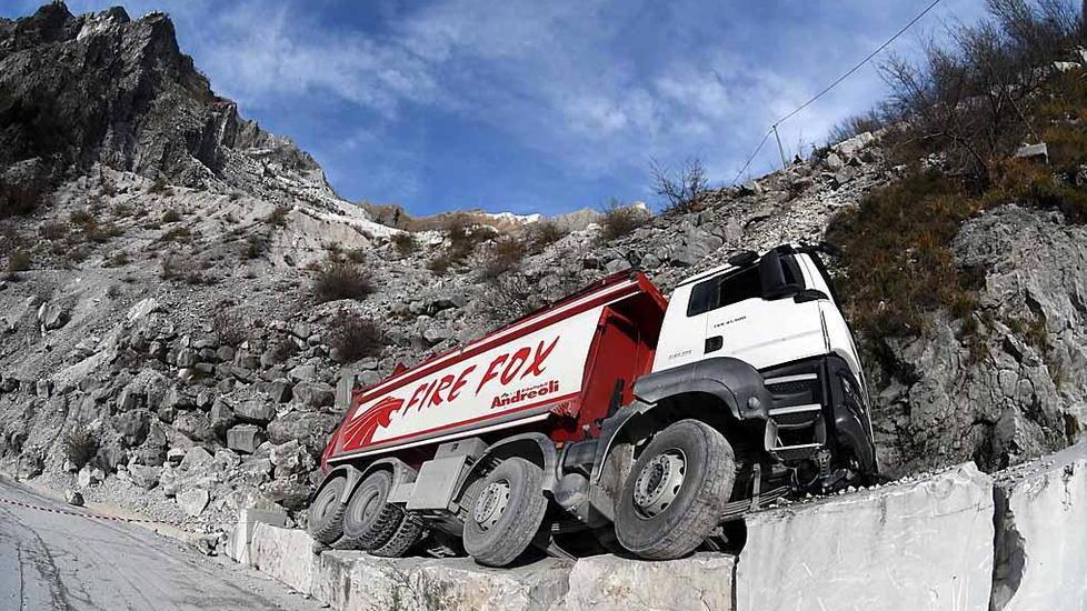 Autista salvo per miracolo: «Ho aperto la portiera e mi sono lanciato fuori dal camion»
