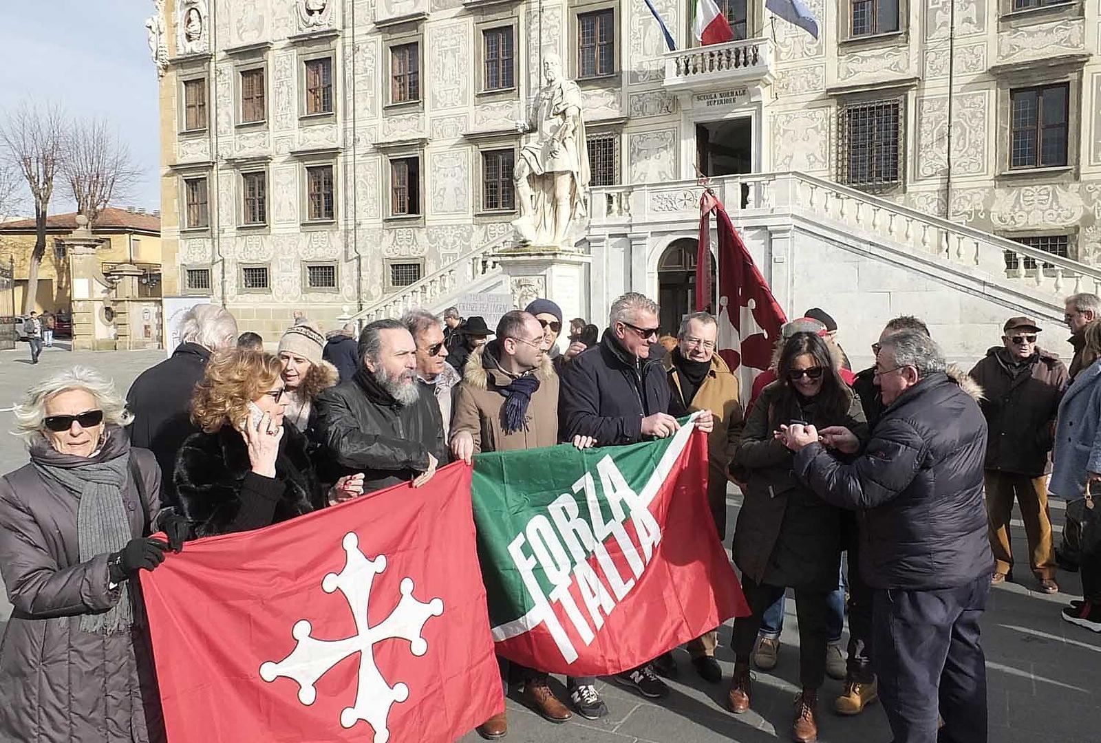 I manifestanti in piazza dei Cavalieri