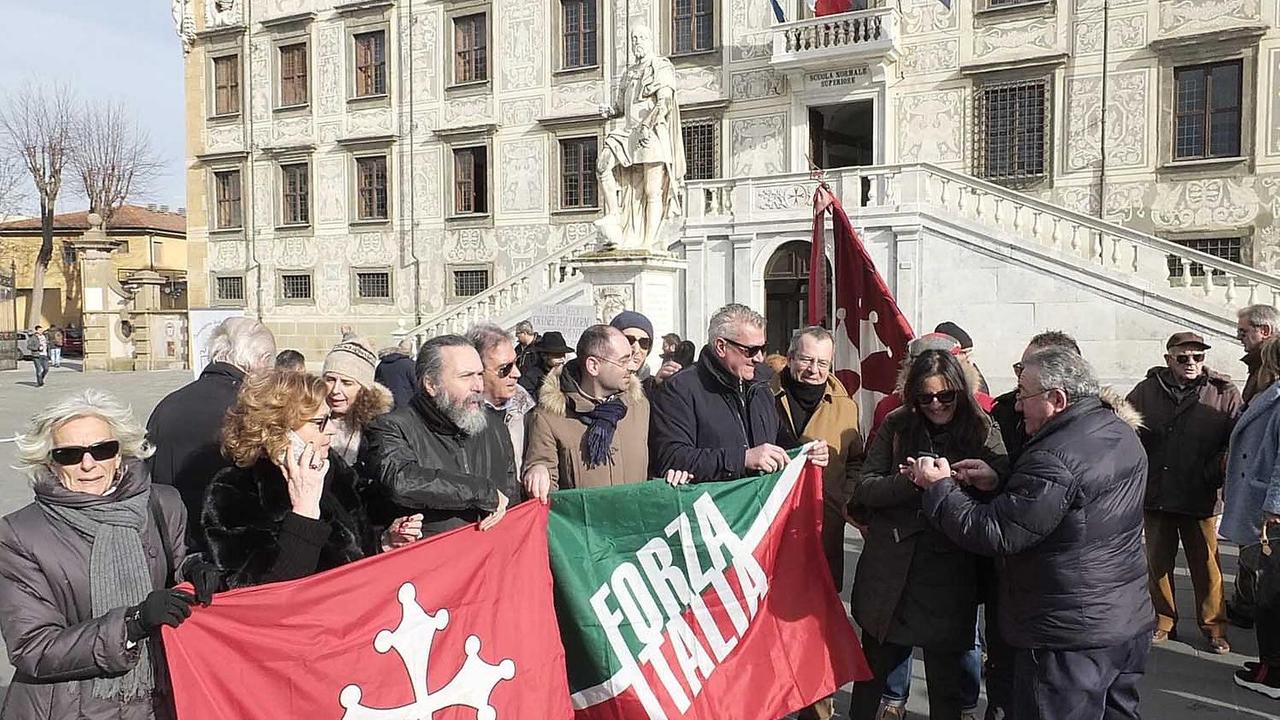 I manifestanti in piazza dei Cavalieri