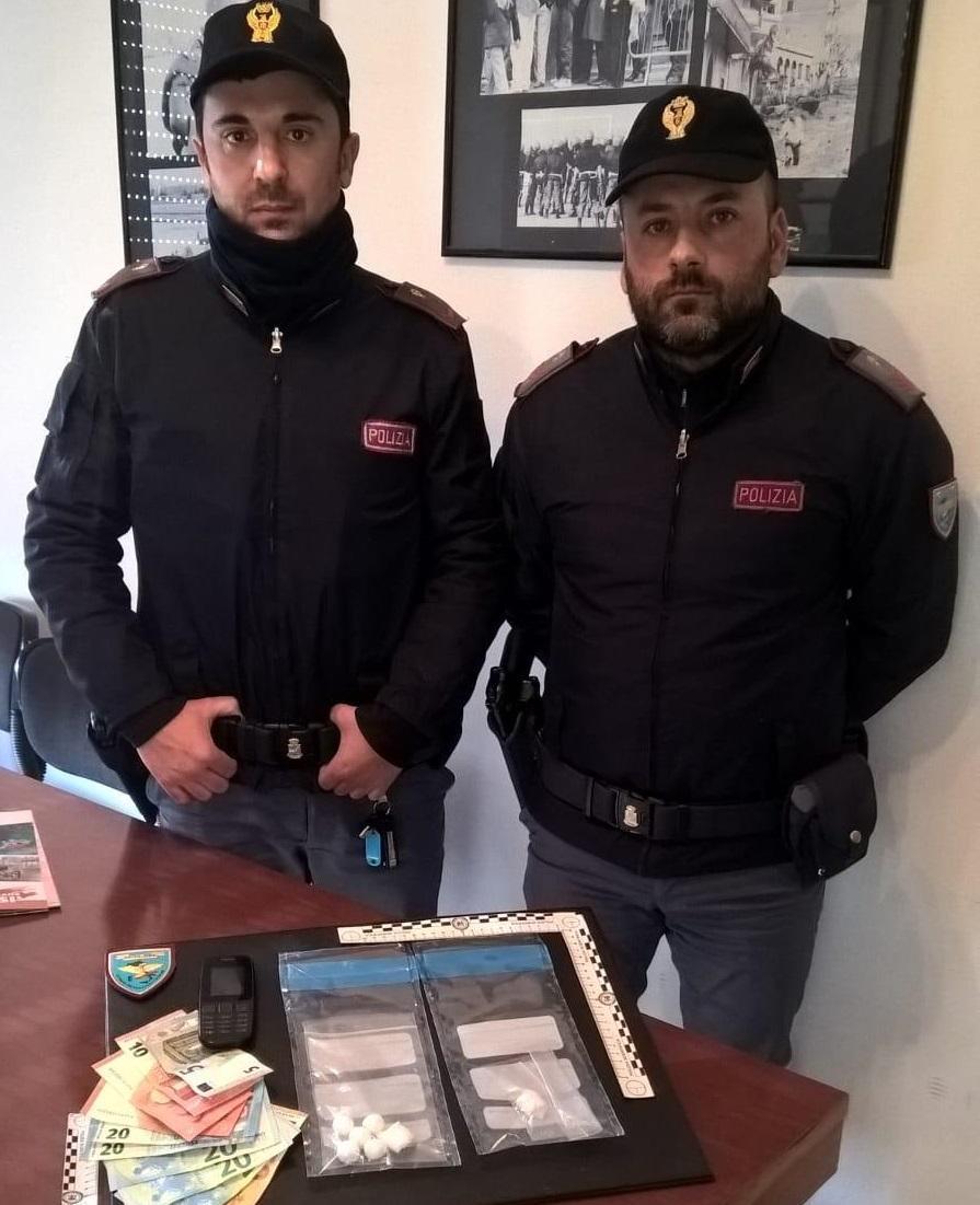 La droga e i soldi sequestrati dalla polizia