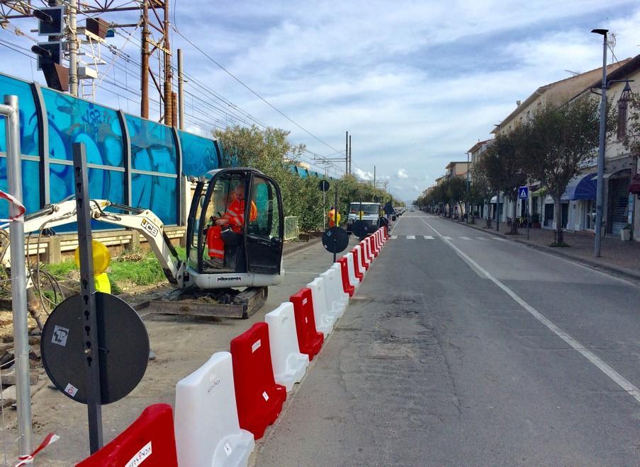 I lavori per la ciclabile sulla via Aurelia a Rosignano