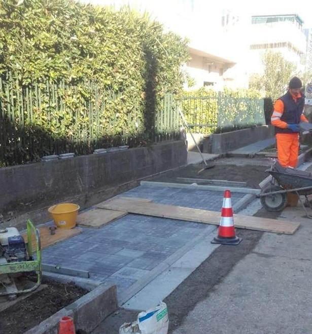 Via Michelangelo rimossi i tronchi dai marciapiedi 