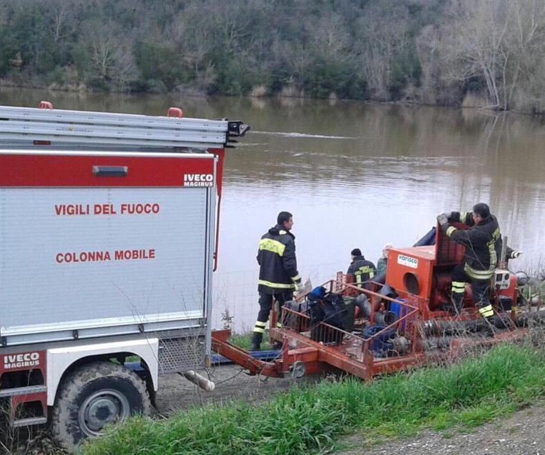 Crollato l’argine di un piccolo lago, famiglia evacuata 