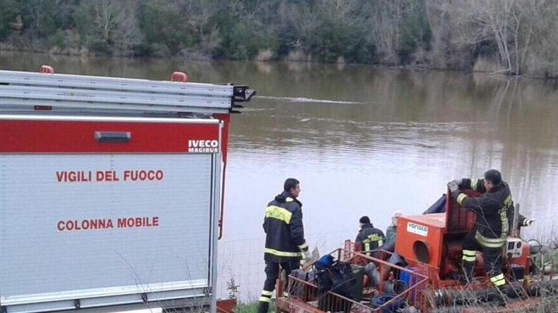 Crollato l’argine di un piccolo lago, famiglia evacuata