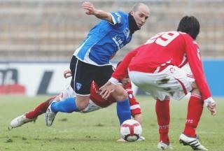 Il centravanti azzurro Claudio Coralli mentre cerca di trovare un varco nella difesa biancorossa: l’attaccante era isolato in avanti