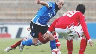 Il centravanti azzurro Claudio Coralli mentre cerca di trovare un varco nella difesa biancorossa: l’attaccante era isolato in avanti